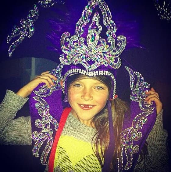 La pequeña tiene un talento natural para la actuación.