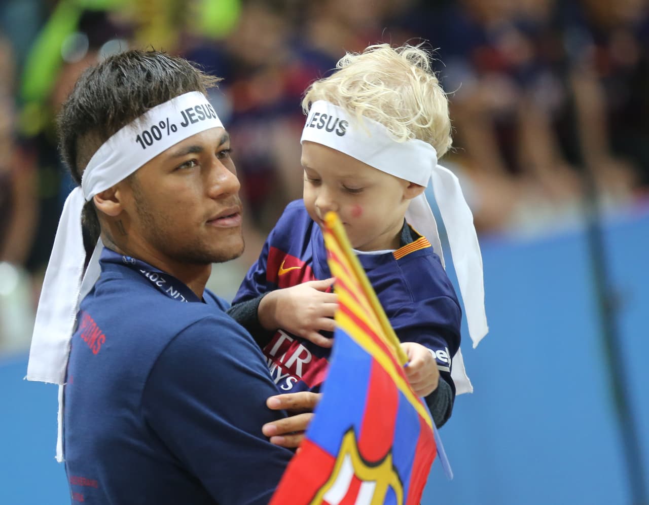 Estos dos nos llenan de ternura con su celebración tan paternal.