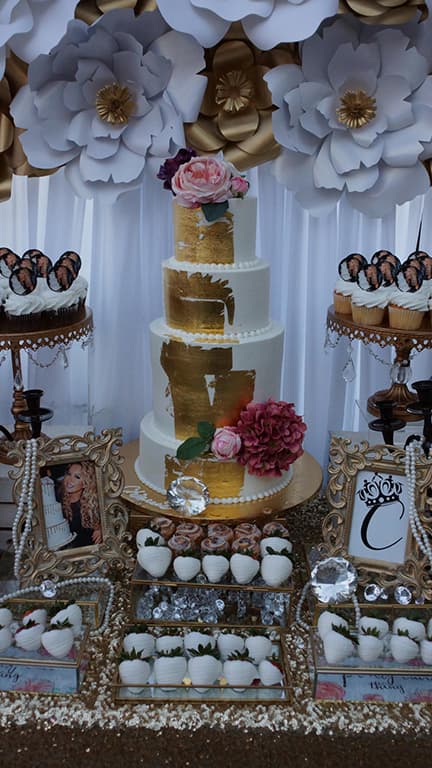 El pastel era de cuatro pisos y con aplicaciones florales.