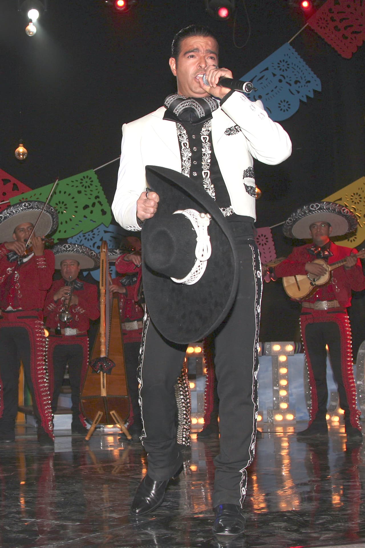 Además, el sombrero suele ser de ala ancha y levantado de la parte posterior.