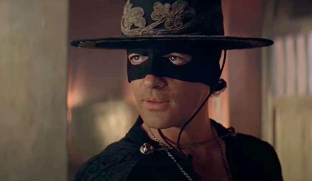 Tras el buen desempeño de 'Mini espías', comenzó a darle voz al Gato con botas en la saga de 'Shrek' (2004) y un año después volvió a ponerse la máscara de justiciero para 'The Legend of Zorro'.