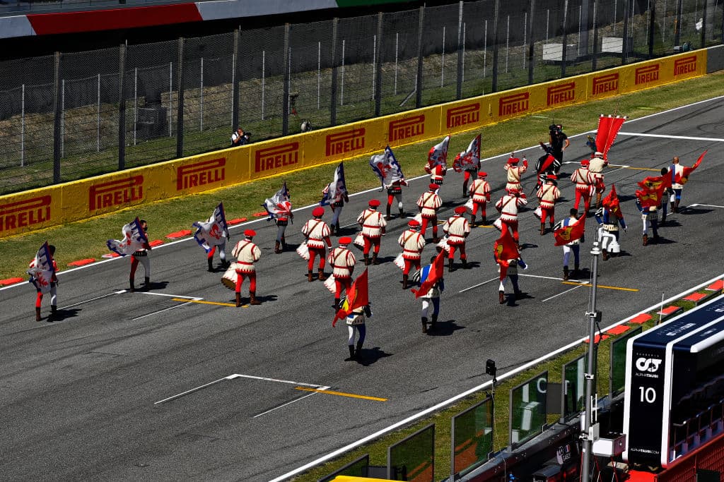 Lewis Hamilton se lleva el Gran Premio de la Toscana, sumando su sexta victoria de la temporada y la número 90 de su trayectoria. La carrera se vio accidentada por el Safety Car, provocando banderas rojas.