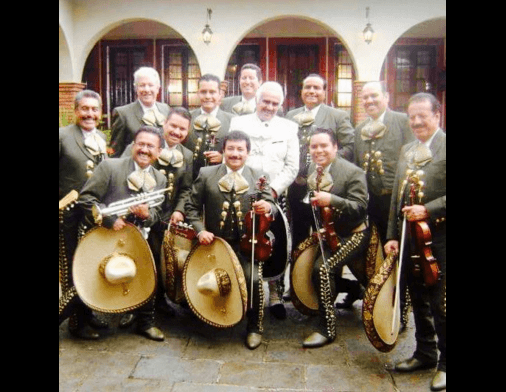 El Mariachi de Don VIcente, que siempre lo acompañó en cada concierto también subieron una foto en la que están con el cantante.