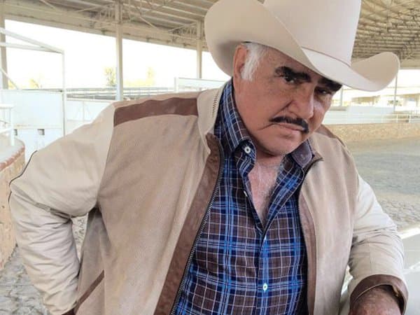 Vicente Fernández siempre tuvo claro el lema de "renovarse o morir" es por eso que desde hace meses vimos que sus cuentas de redes tuvieron mucha más actividad y como era de esperarse, el tema de su despedida inundó cada red social.