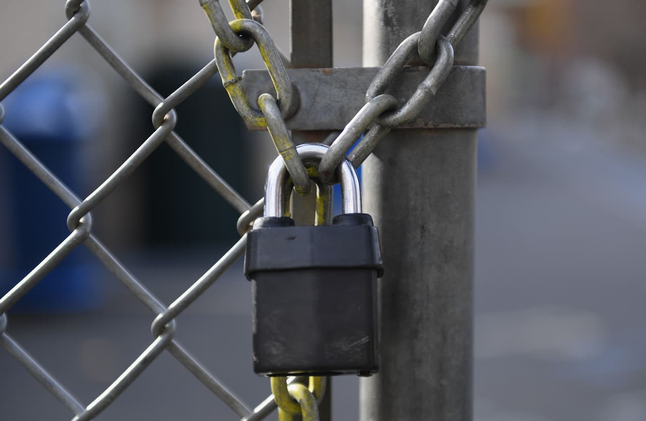 El más reciente 
<a href="https://www.univision.com/local/san-francisco-kdtv/toque-de-queda-california-restaurantes-barberias-salones-de-belleza">toque de queda regional</a> que entró en vigor en varios condados de 
<a href="https://www.univision.com/temas/california">California</a> obligó al cierre de las zonas de juegos infantiles en los parques del estado, sin embargo, un cambio de última hora revocó esa restricción.