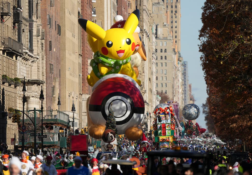 Personajes de ánime se hicieron presentes, no podían faltar Pikachu y Eevee, de Pokémon.