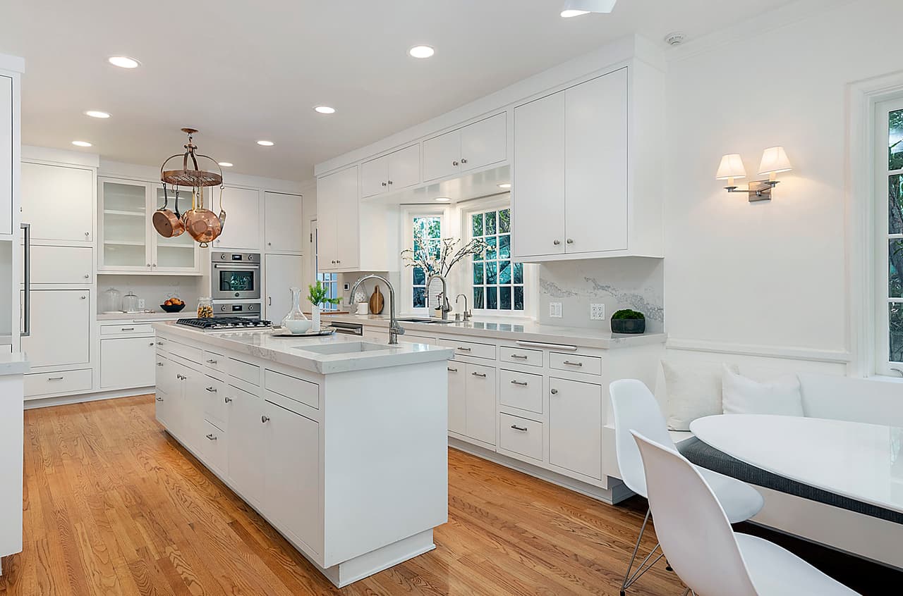 En la planta baja se encuentra una cocina espaciosa que está equipada con una amplia despensa.
<br>