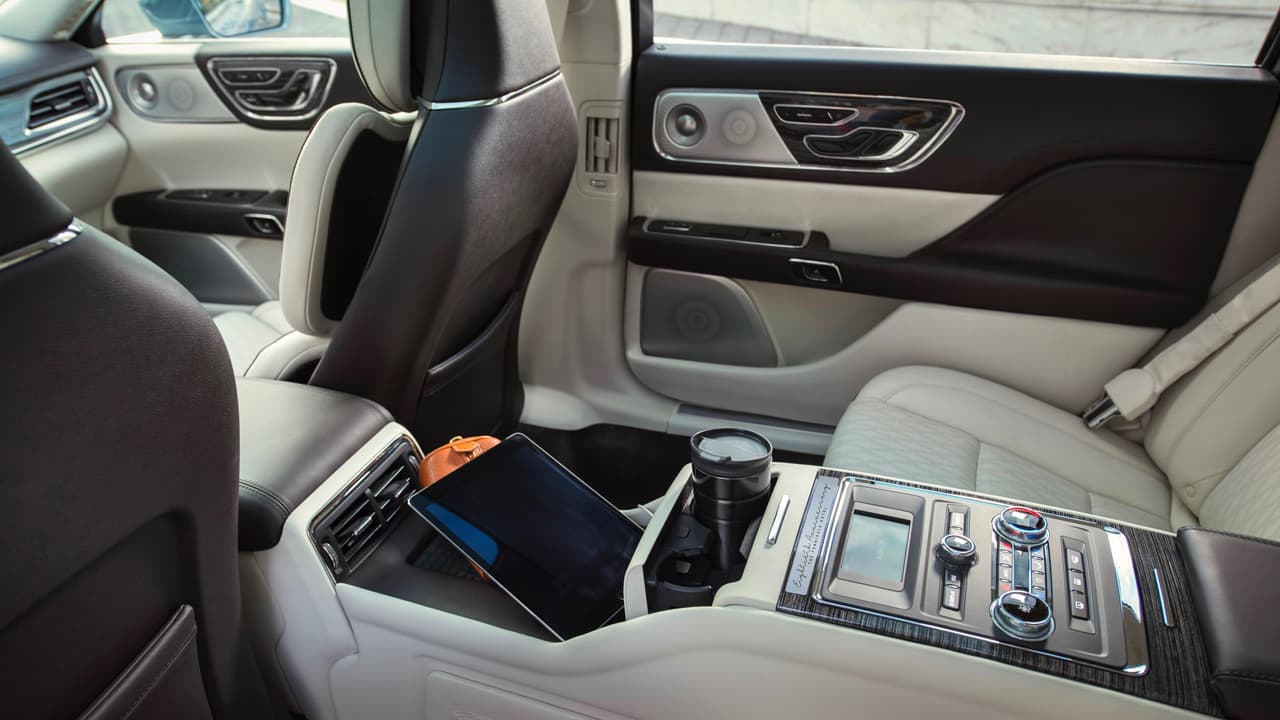 A diferencia del modelo de los años 60 que contaba con dos enormes bancos de asientos que podían alojar hasta seis pasajeros adultos con facilidad, el Lincoln Continental 80th Anniversary Coach Door Edition solo tiene
<b> capacidad para cuatro pasajeros</b> y cuenta con una 
<b>consola central </b>que recorre toda la porción central de la cabina con controles redundantes para los istem,as climático y de entretenimiento. y que provees espacio de almacenamiento y conveniencia.