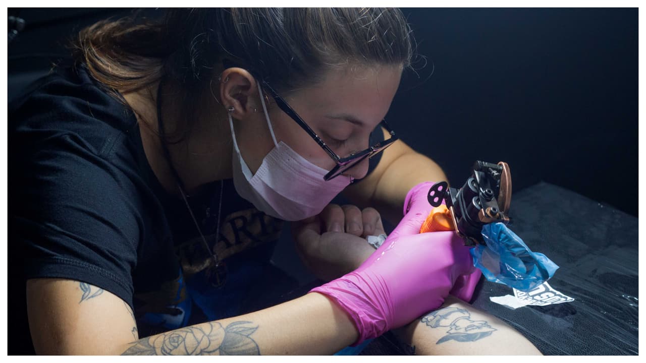 Por dejar que su hijo de 10 años se tatuara, arrestan a madre y al artista que hizo el tatuaje