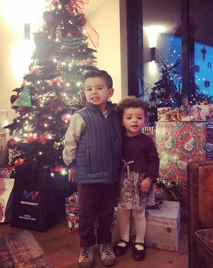 Lidia Ávila, integrante del grupo OV7, publicó una tierna imagen de sus hijos Lidia y Eric, quienes posaban así en Nochebuena.