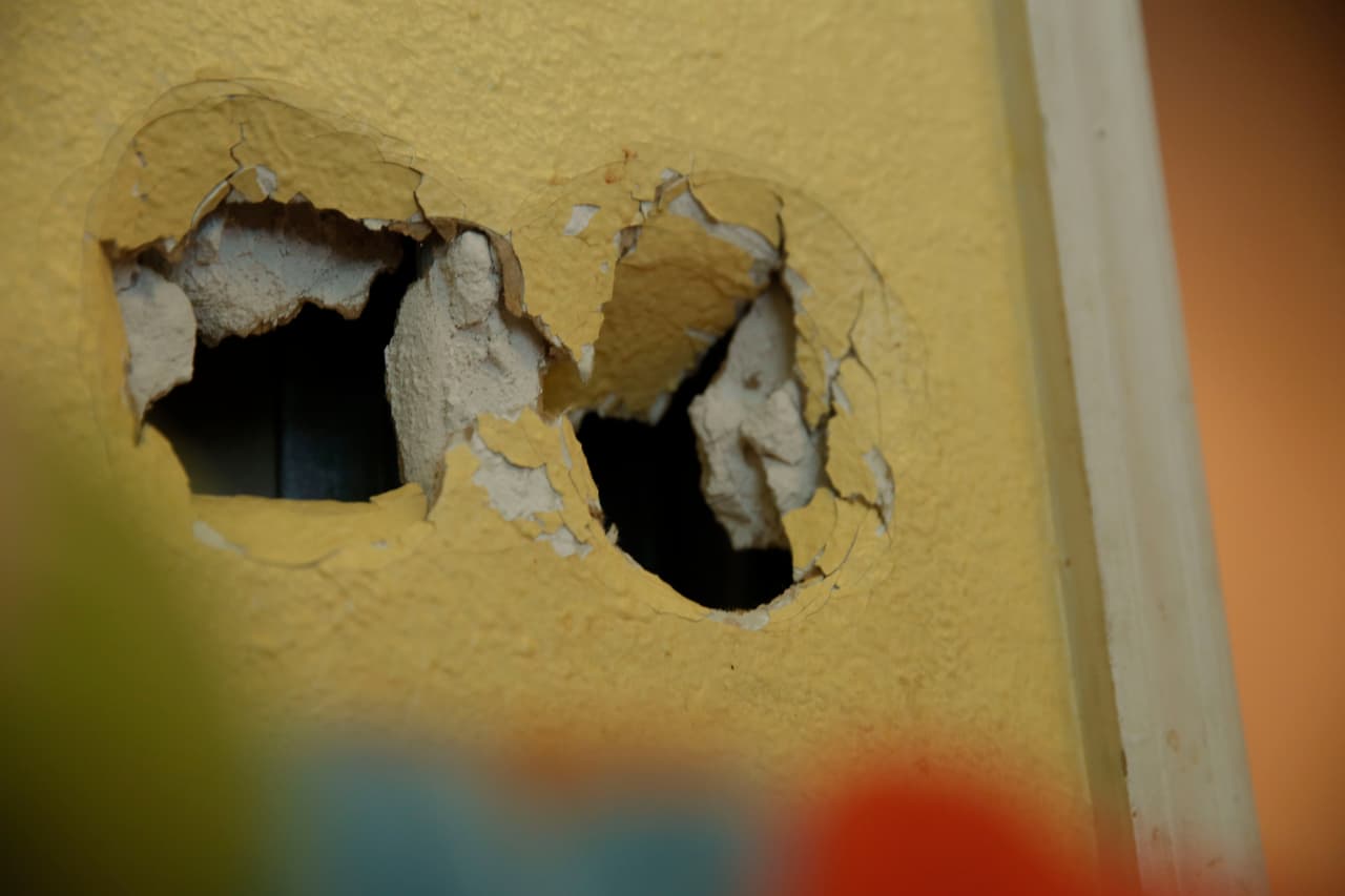 Jason needs to be accompanied practically 24 hours a day. In the image: holes that he has left in the walls of the house.