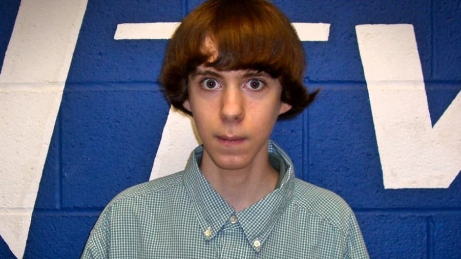 Adam Lanza, 20 años.
<br>14 de diciembre de 2012.
<br>Newton, Connecticut.
<br>Víctimas: 27 muertos (inlcuyendo 20 niños) y 2 heridos.
<br>Murió.
<br>Móvil: Problemas de salud mental.