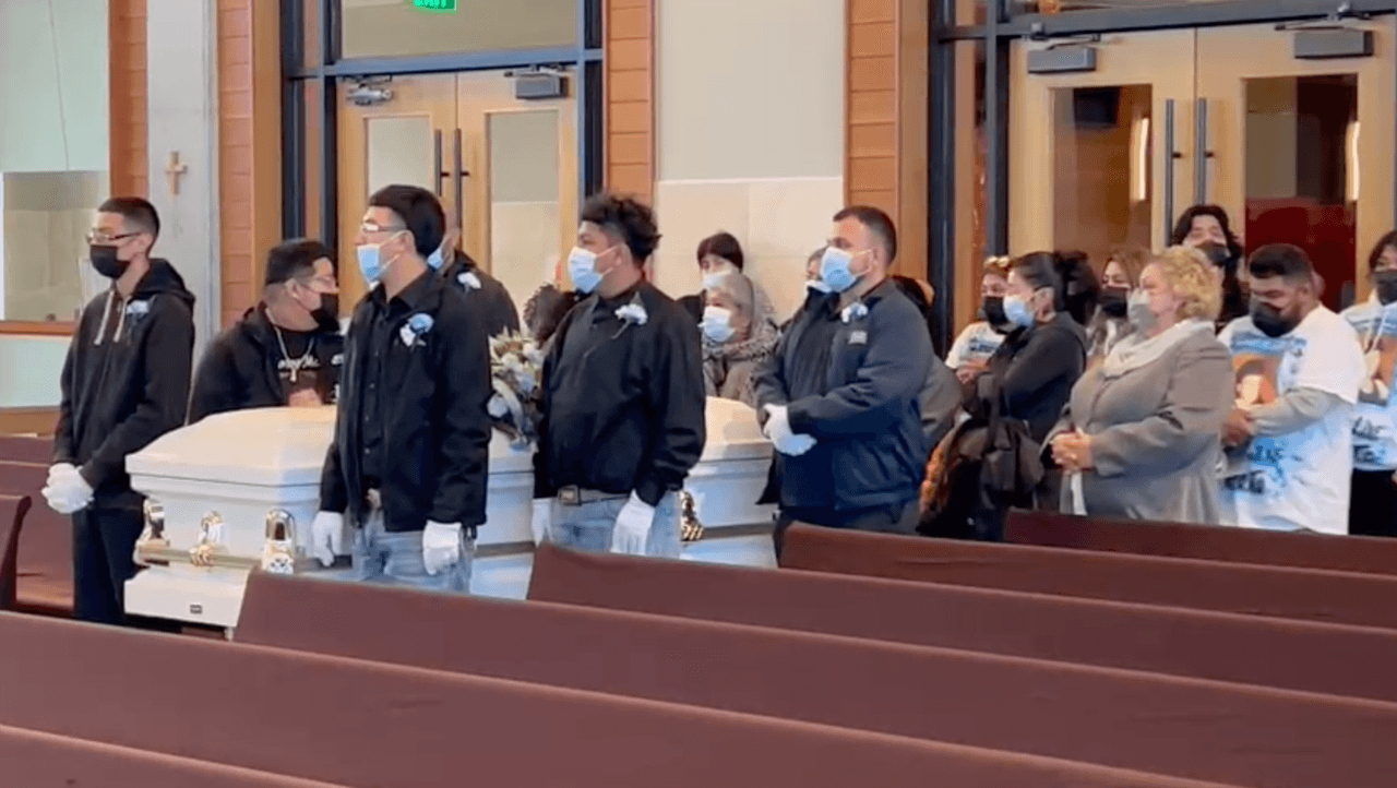 Rafael García se encontraba en la taquería de la tienda con su amigo, Iván Noyala, de 16 años, cuando un
<a href="https://www.univision.com/local/dallas-kuvn/padre-de-abel-acosta-trata-de-demostrar-que-no-tuvo-nada-que-ver-con-la-balacera-protagonizada-por-su-hijo-video">sospechoso identificado como Abel Acosta</a> abrió fuego en la tienda provocando la muerte de tres jóvenes.
<br>