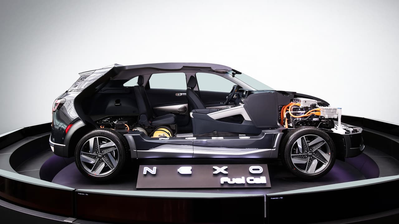El Hyundai Nexo cuenta con una plataforma dedicada y exclusiva que
<b> no comparte con ningún otro modelo</b> Hyundai. Según el fabricante, esta nueva arquitectura hizo posible el diseño y la colocación óptimos de los componentes del tren motriz eléctrico aimentado por celdas de combustible. Esto le da al Nexo un 
<b>buen balance</b> y 
<b>dinámicas de manej</b>o que le serán familiares al conductor común.