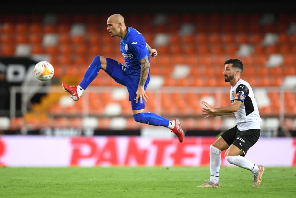 El solitario gol de Carlos Soler desde los once pasos le da la victoria 1-0 a Valencia sobre Getafe.