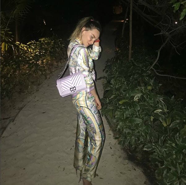 Pero no es la primera vez que ha sido señalada por sus costosos gustos, el pasado 3 de abril se tomó una serie de fotografías utilizando un bolso de la marca Chanel.