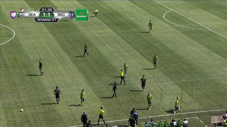 Tarjeta amarilla. El árbitro amonesta a Diego Rubio de Sporting Kansas City