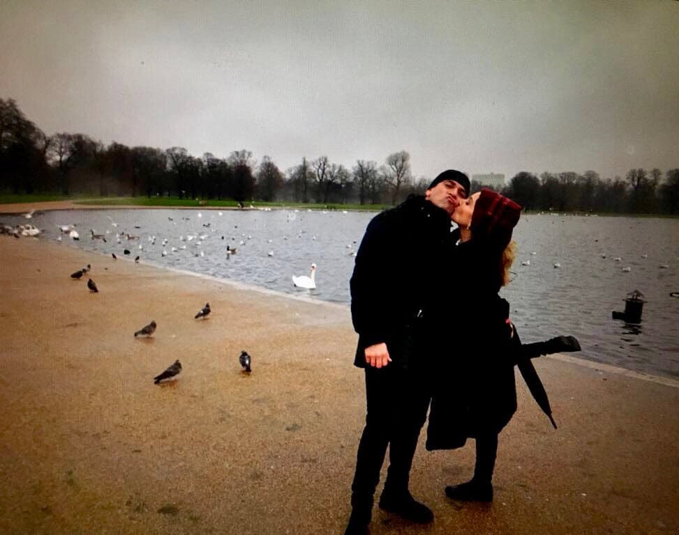 Pero no fue amor a primera vista, pues la actriz confesó que al inicio no soportaba al actor porque la regañaba cuando se equivocaba en las escenas.