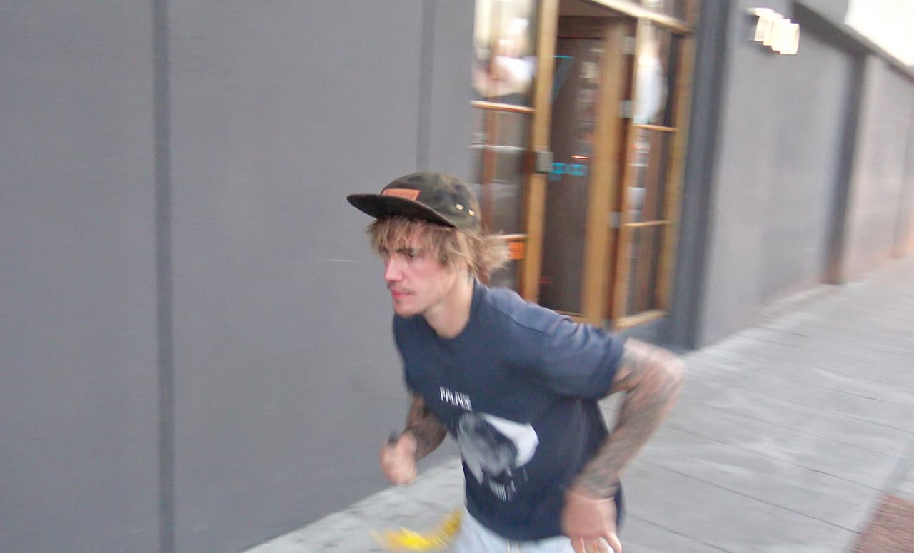 Y es que Justin Bieber se mantiene expuesto a los paparazzi todo el tiempo, mientras que su exnovia buscaba más privacidad.