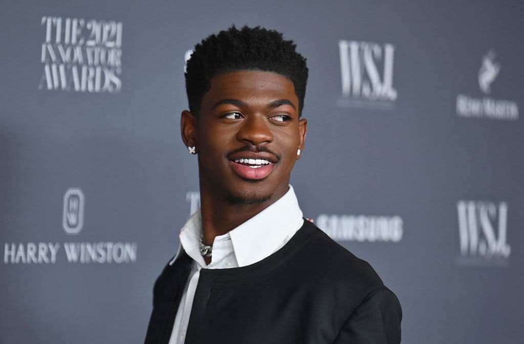 <b>#8 Lil Nas X</b>
<br>El cantante de ‘Montero’ constantemente es víctima de comentarios homofóbicos en redes sociales. Ante estos ataques, sus respuestas han sido contundentes. 
<br>
