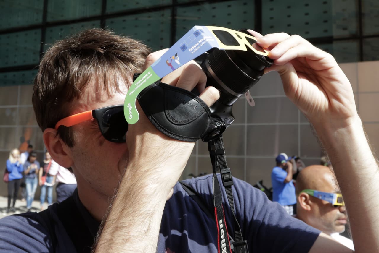 Los espectadores no dudaron en experimentar con sus cámaras fotográficas, incluso anteponiéndoles los lentes de eclipse.