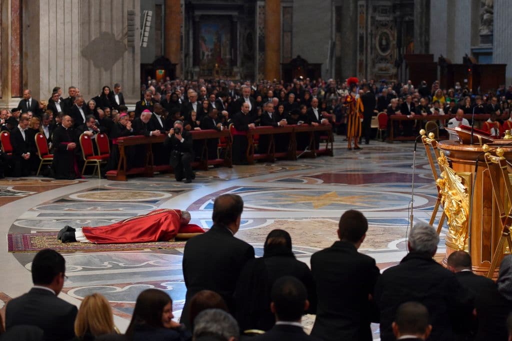 El Papa Francisco se acuesta frente al altar de la Basílica de San Pedro, como se acostumbra este día para representar a la humanidad humillada ante el sacrificio de Jesús.