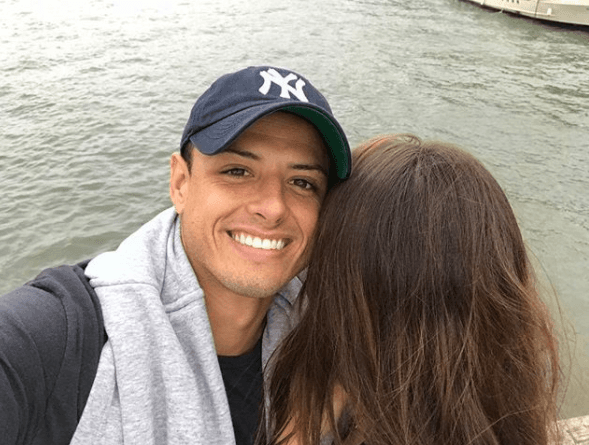 A finales de enero de 2017, Javier 'Chicharito' Hernández rompió su compromiso con la comentarista de deportes Lucía Villalón; tiempo después el futbolista sostuvo un fugaz romance con Camila Sodi. Pero en julio de este año, el mexicano publicó esta imagen en la que no dejó ver el rostro de su acompañante, aunque todo indicaba que podría tratarse de la actriz Andrea Duro.