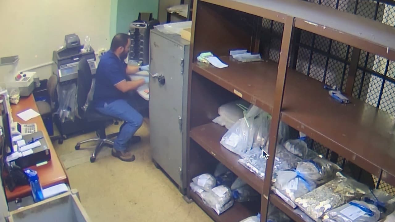 Robo de película: Un empleado 'discreto' en una sede bancaria habría robado poco a poco más de 7 millones de dólares