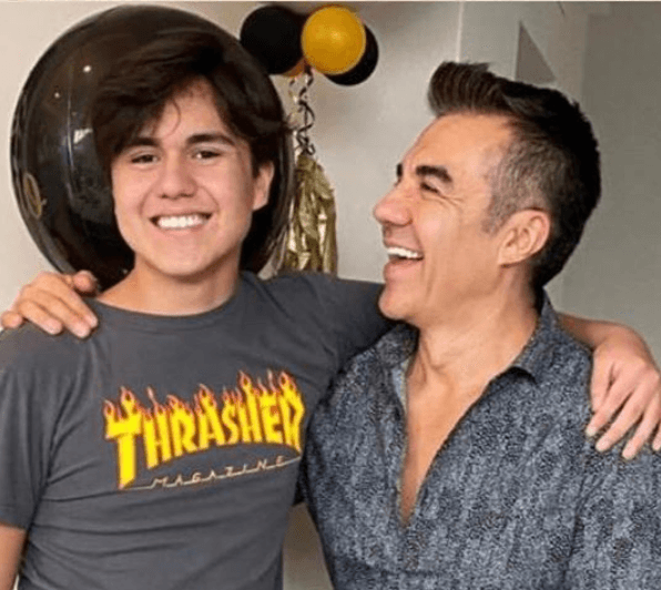 Mientras Adrián Uribe continúa disfrutando cada etapa de su hijo Gael, te invitamos a disfrutar sus actuaciones como 
<b>El Vítor</b> todos los martes en 
<b>Nosotros los Guapos por Galavisión. </b>