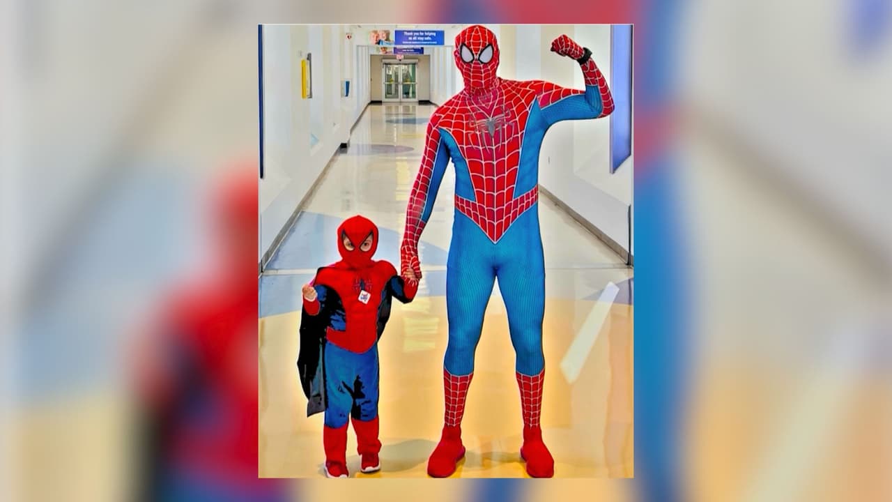 Leo junto a su padre, quien se disfrazaba de superhéroe para acompañarlo en los días más difíciles de su tratamiento.