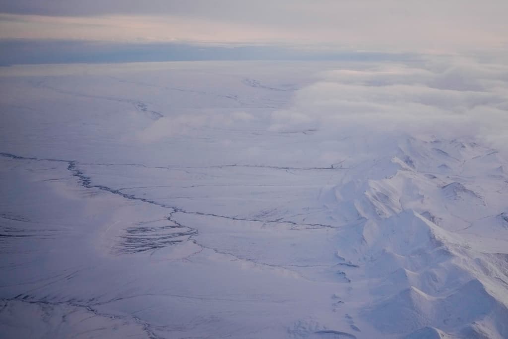 ARCHIVO - La llanura costera cubierta de nieve del Refugio Nacional Ártico de Vida Silvestre se ve, con la cordillera Brooks al fondo, el lunes 14 de octubre de 2024, cerca de Kaktovik, Alaska. (AP Foto/Lindsey Wasson)