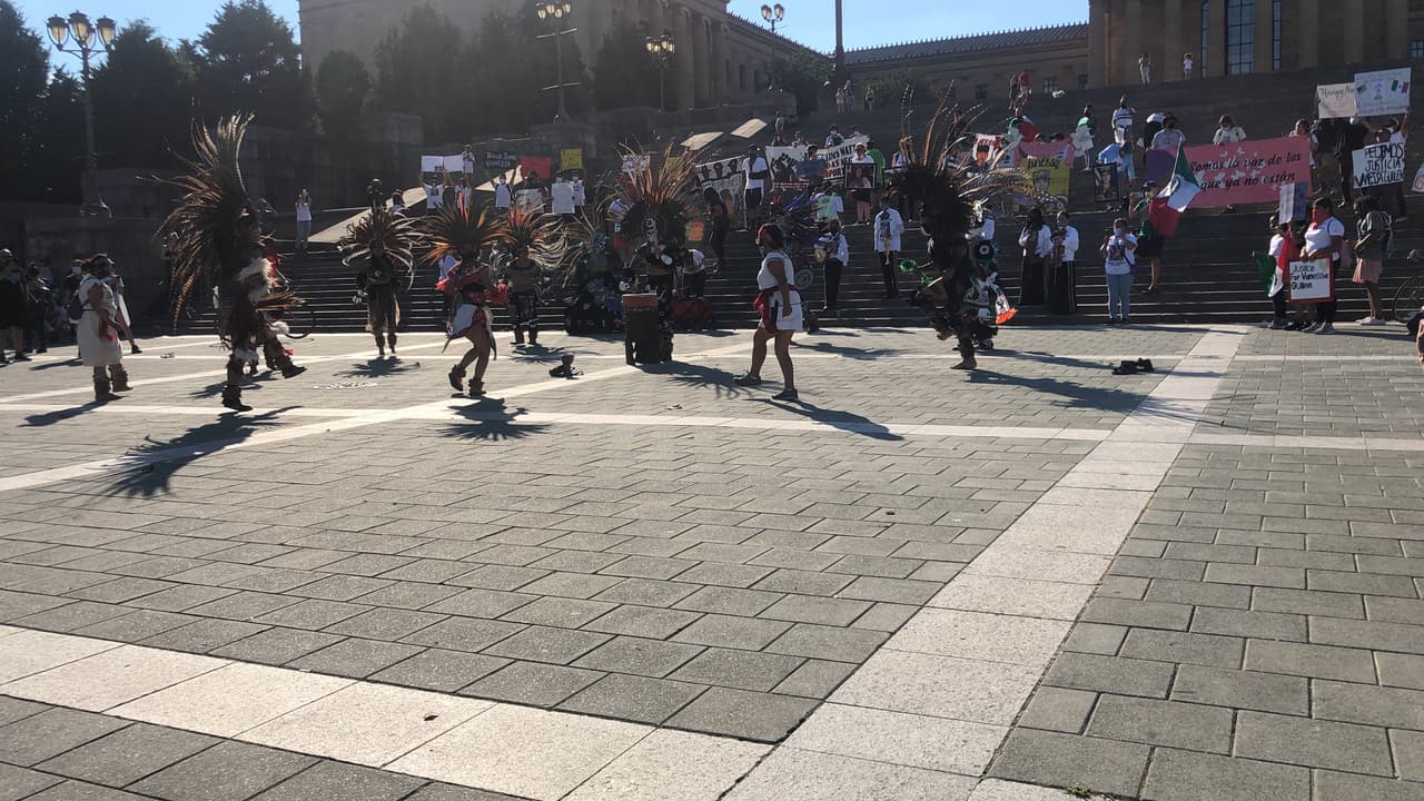 El punto culminante de la protesta tuvo lugar en las emblemáticas escaleras del Museo de Arte de Filadelfia- lugar que ha sido el punto de salida y encuentro de decenas de manifestaciones que han marcado una nueva historia en la ciudad. 
<br>
<br>El cierre de la jornada estuvo a cargo de la Academia De Mariachi Nuevo Amanecer.