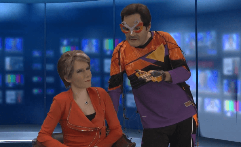 También realizó una divertida parodia de 'El Súper Portero', personaje creado por su papá, el comediante 
<b>Eugenio Derbez.</b>