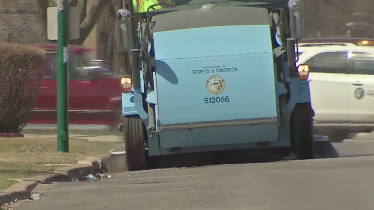 El Departamento de Calles y Saneamiento de 
<a href="https://www.univision.com/temas/chicago">Chicago</a> anunció que a partir de este lunes 2 de abril comenzará la limpieza en las calles. La municipalidad presentó 
<a href="https://www.chicago.gov/city/en/depts/streets/provdrs/streets_san/svcs/street_sweeping_2021.html" target="_blank">un sitio web</a> en el cual la comunidad podrá saber en tiempo real por dónde está la máquina barredora y qué lugares visitará. Las multas por obstaculizar con los autos el desplazamiento de estos vehículos es de por lo menos 60 dólares.