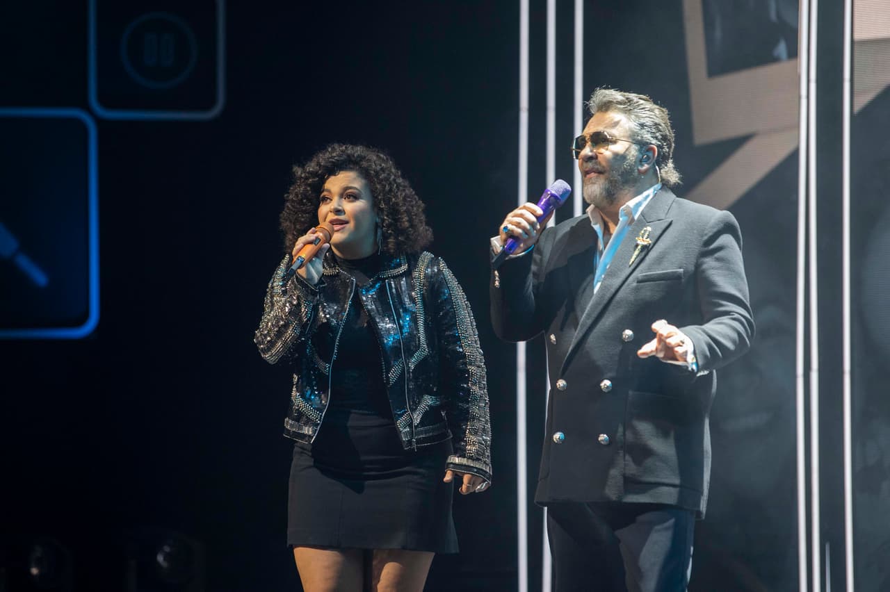 Lucerito Mijares fue una de las primeras en demostrar que no sólo se lleva de maravilla con su papá, sino que hasta se hacen bromas. La intérprete le rapeó a su papá y hasta inventó la porra de los 'Herederos'.