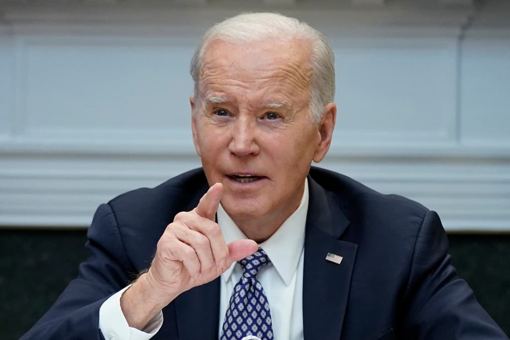 Juez limita a la administración de Biden a contactar a empresas de redes sociales para moderar contenidos
