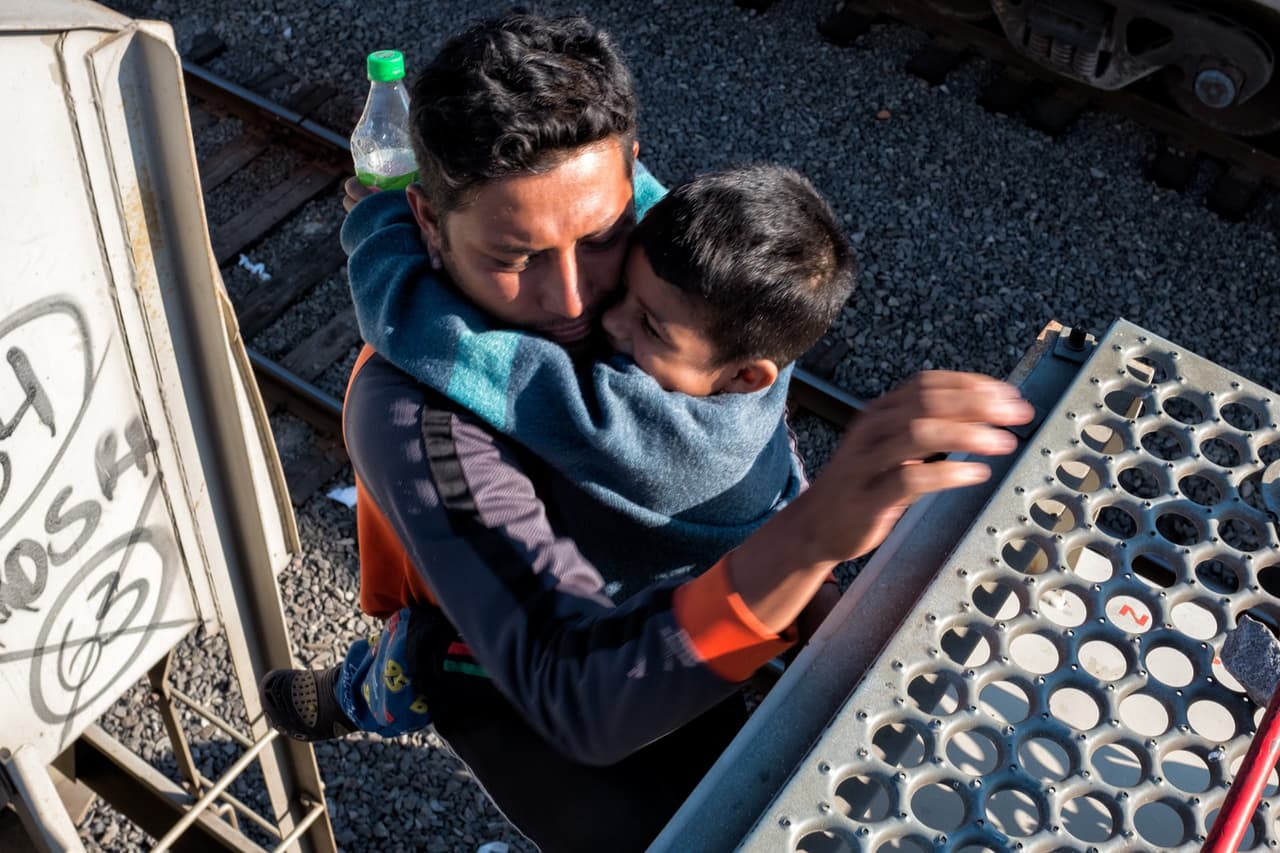 José baja de 'La Bestia', con su otro hijo Brandon, de cuatro años, en dirección a Tijuana.
