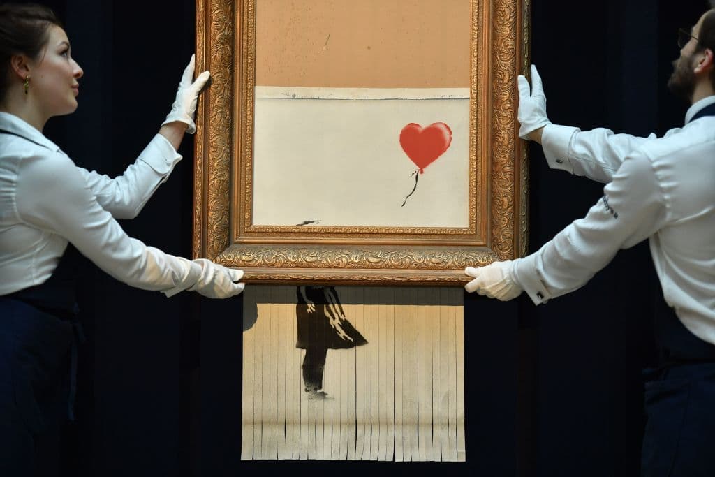 Además, Bansky también fue el culpable de dañar a propósito una de sus piezas llamada 'Girl with Ballon'. Esta fue triturada en una intervención sorpresa del artista en la casa de subastas Sotheby's, en 2018, tras la venta de la obra. El autor añadió una trituradora oculta en el marco y así fue como terminó luciendo.