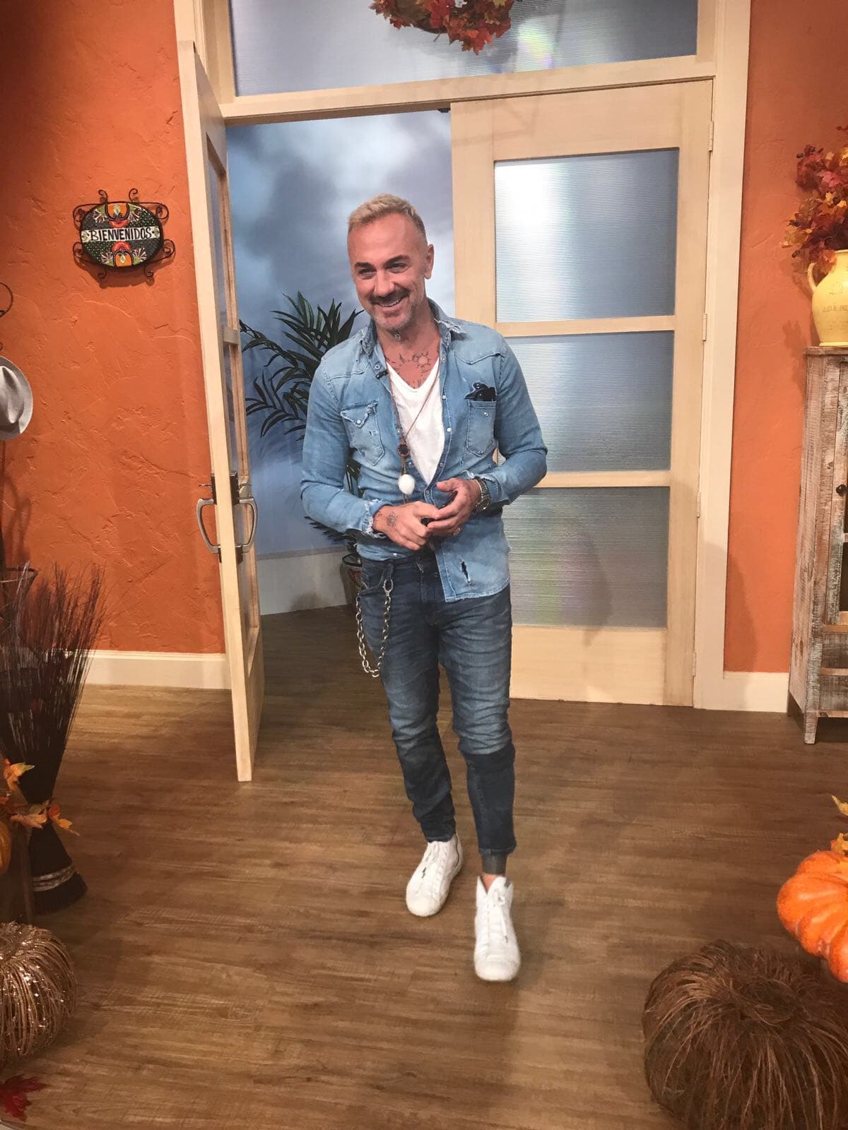 El millonario italiano Gianluca Vacchi regresó este martes a Despierta América y lo hizo presumiendo su nuevo look.