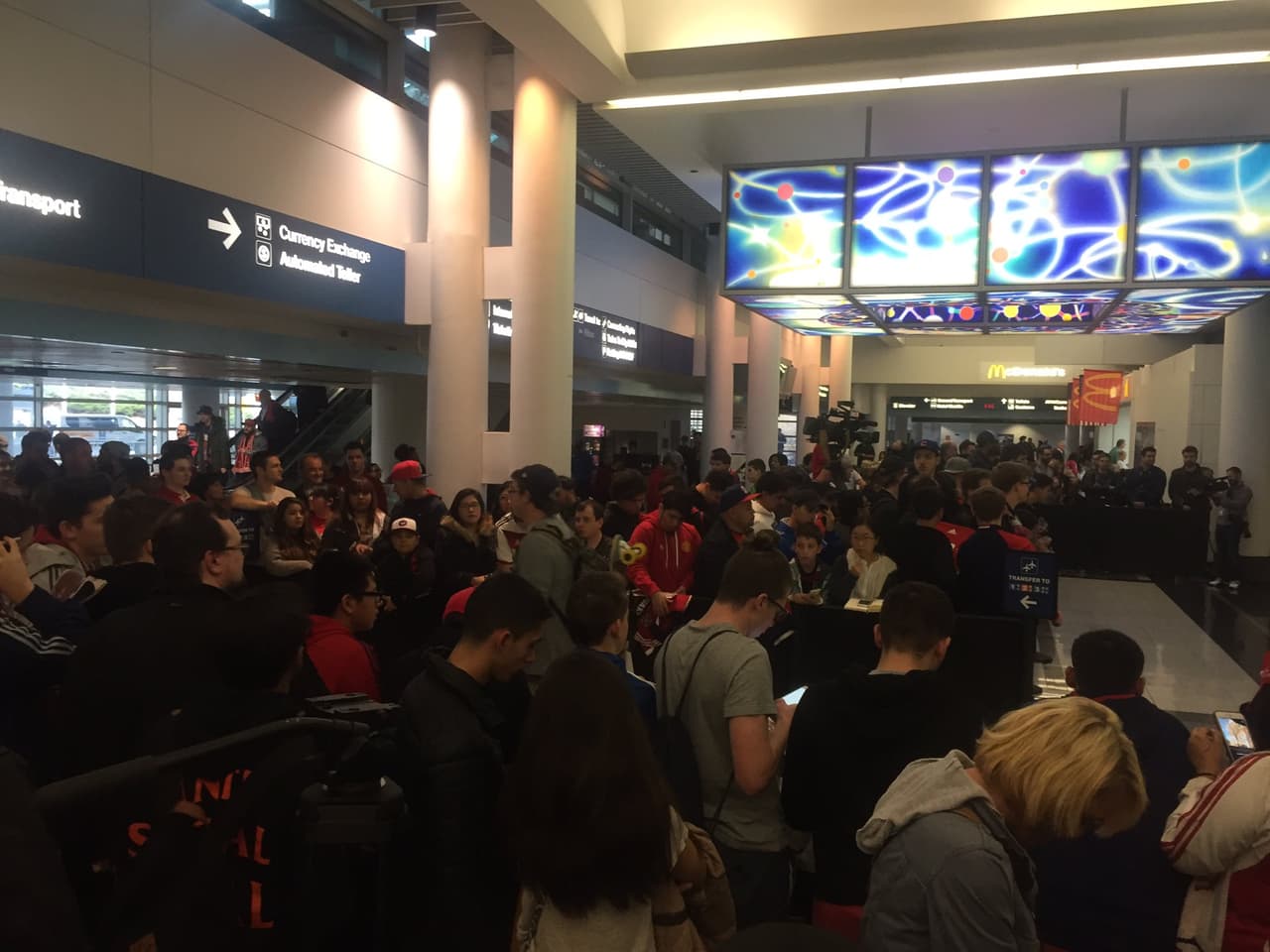 Se apostaron desde tempranas horas en el aeropuerto para darla la bienvenida al campeón mundial con Alemania.
