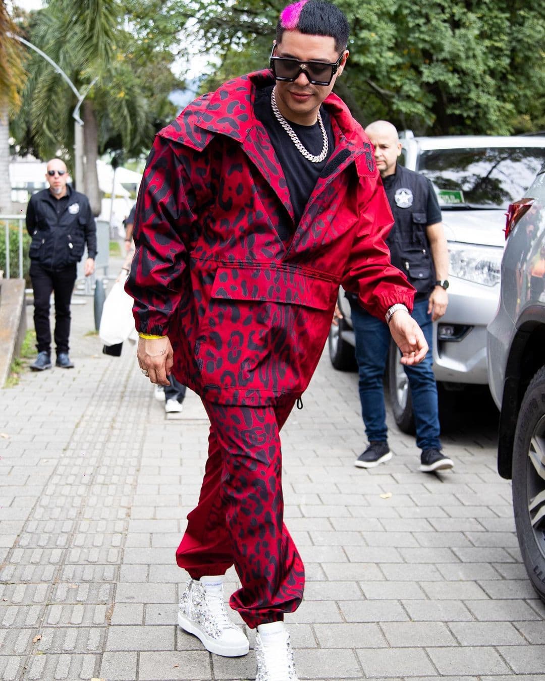 Pero en los últimos días Eduin Caz no solo ha estado en medio de la polémica por su estado de salud, sino también por su apariencia. Recientemente trascendió que el cantante ha usado costosos looks que sobrepasan los 98 mil dólares.