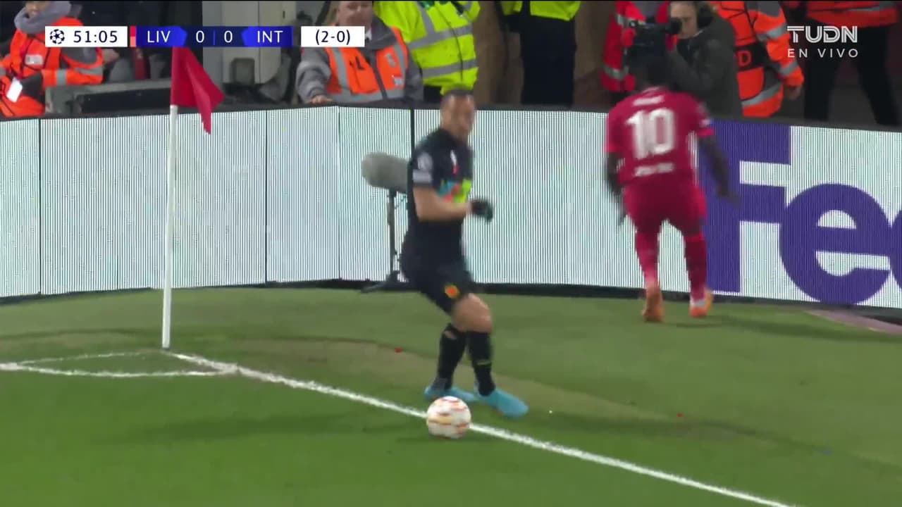 ¡CERCA! Mohamed Salah disparó que se estrella en el poste.