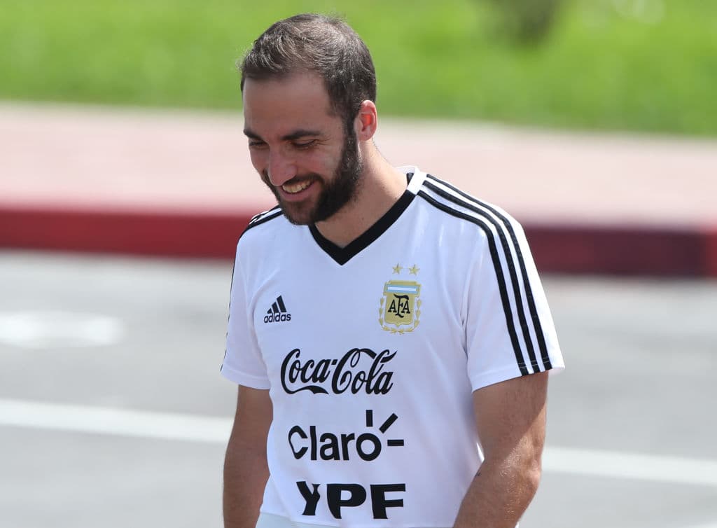 Caso llamativo es el del argentino Gonzalo Higuaín. El 'Pipita' sonó para ir a Chelsea con la llegada de CR7, pero en lugar de eso reforzará en Italia al Milán, rival del propio Juventus en el Calcio.
