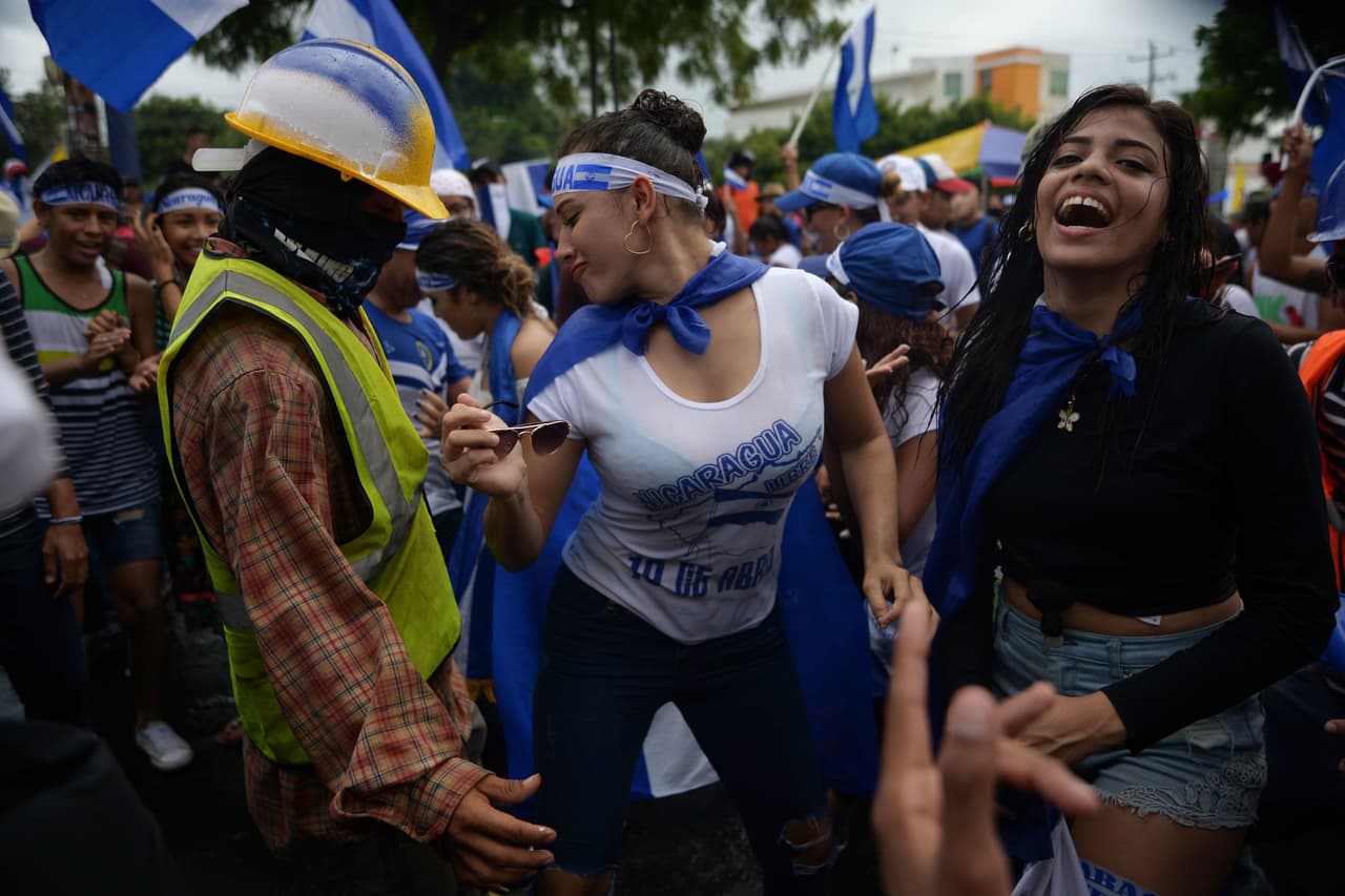 Entre las consignas de los manifestantes, gritaban "El pueblo unido jamás será vencido" o "¡Eran estudiantes, no eran delincuentes!", en referencia a los primeros fallecidos durante la represión.