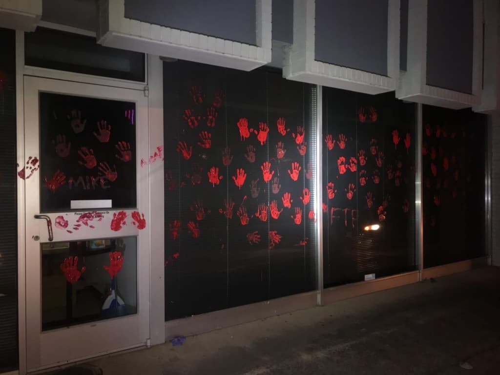 Ventanas, puertas y paredes fueron manchadas con pintura roja en forma de palma de las manos.