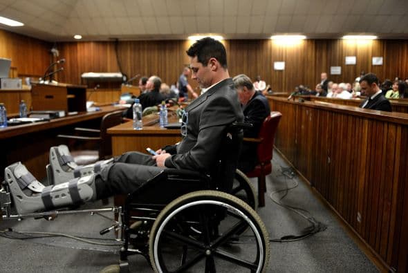 Carl Pistorius, hermano del acusado, llegó en silla de ruedas tras sufrir un grave accidente vial.