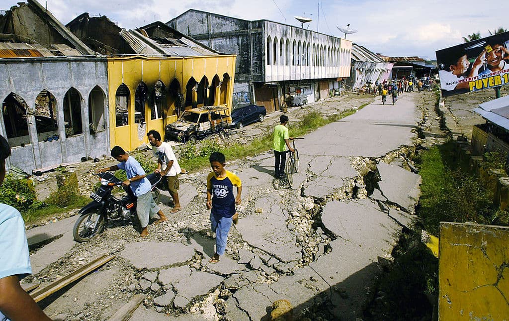 <b>Puesto 2</b>.- El lugar que
<b>Indonesia</b> ocupa en el Anillo de Fuego hace que este país se ubique en la segunda posición de la lista. El movimiento de las placas tectónicas sumado a las erupciones volcánicas submarinas y de superficie han originado que
<b>más de 113 terremotos de gran magnitud se hayan presentado en un periodo de poco más de 100 años</b>. El 24 de diciembre de 2004
<a href="https://www.univision.com/noticias/noticias-del-mundo/se-cumplen-ocho-anos-del-maremoto-en-asia">un terremoto de 9 grados golpeó la isla de Sumatra</a> desatando un tsunami que mató a miles de personas en Sri Lanka, Tailandia, Indonesia y la India.
<br>