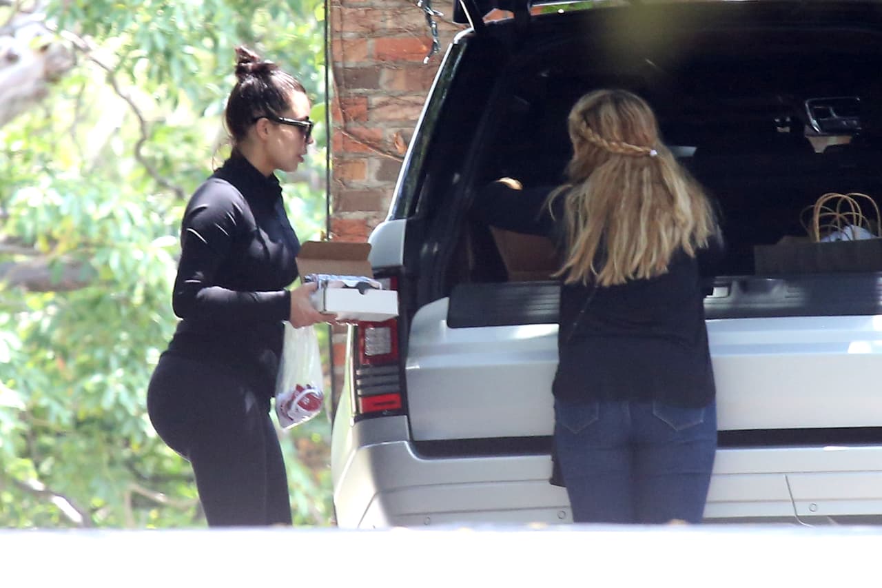 Kim de paseo con Nori y sus hermanas.