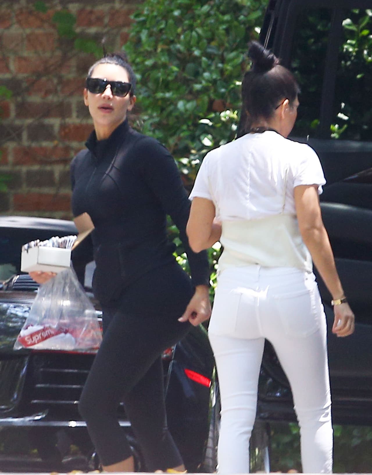 Kim de paseo con Nori y sus hermanas.