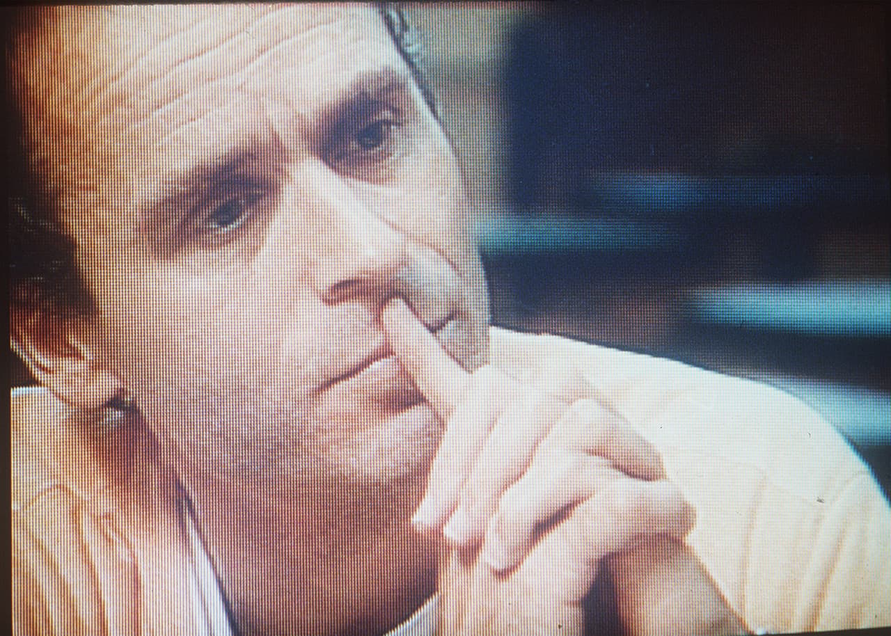 Como su propio abogado, Bundy trató de retrasar la ejecución lo más posible y logró dilatar la pena de muerte, incluso a minutos de su ejecución: reveló los lugares donde se encontraban algunos de los cuerpos de sus víctimas y solicitó una prórroga para confesar otros asesinatos, algunos de los cuales no eran ciertos. La imagen es de una de las entrevistas que ofreció antes de la ejecución.